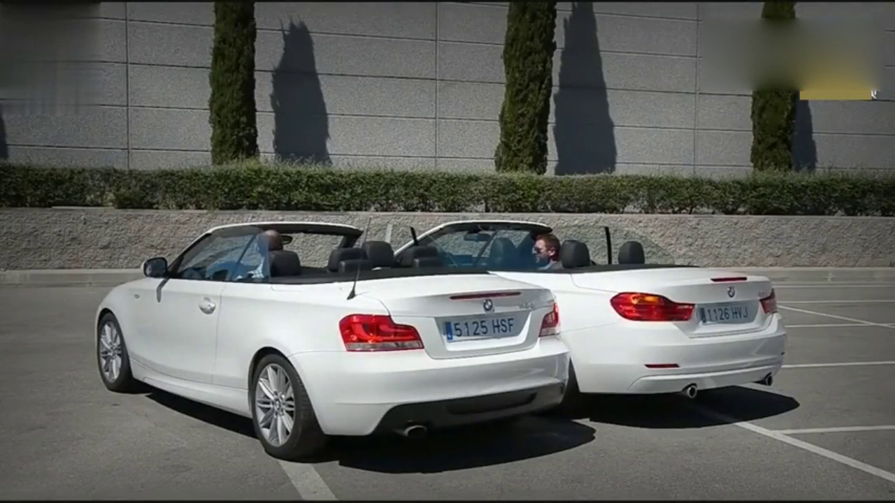 两辆宝马跑车同时按下变形键，到底那个更好一些呢？