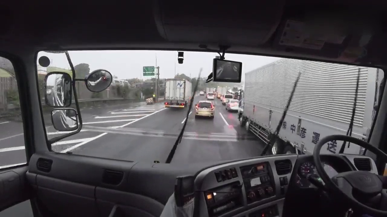 驾驶室视角，司机驾驶卡车缓慢行驶