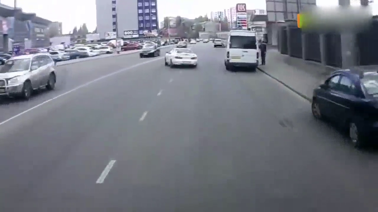 害人又害己，小跑车狂奔失控惨烈撞车