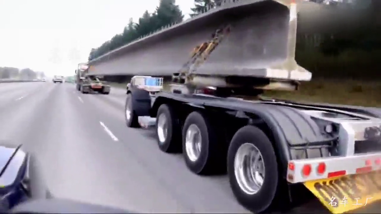 实拍：卡车是怎样运输混凝土桥梁的？