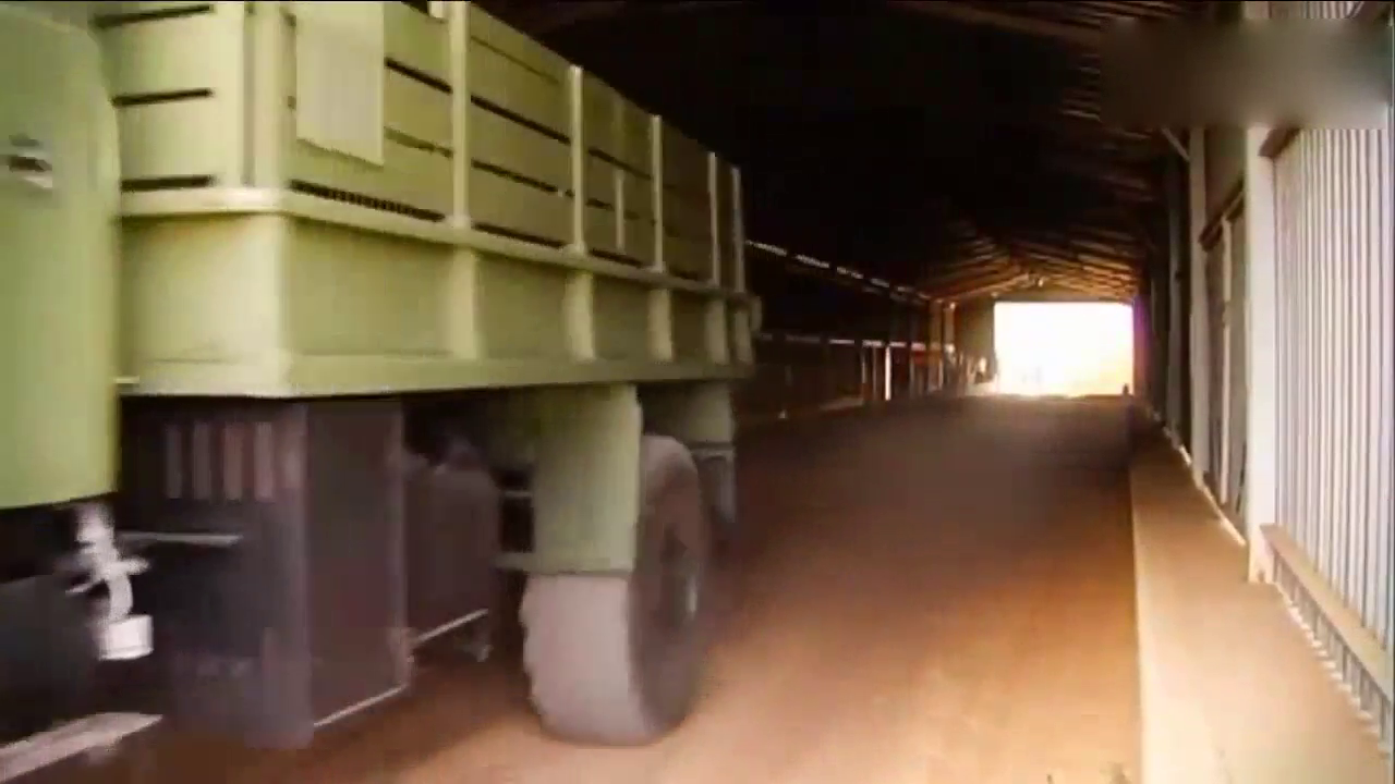 看了这个视频 ,你才知道军用卡车到底有多厉害!