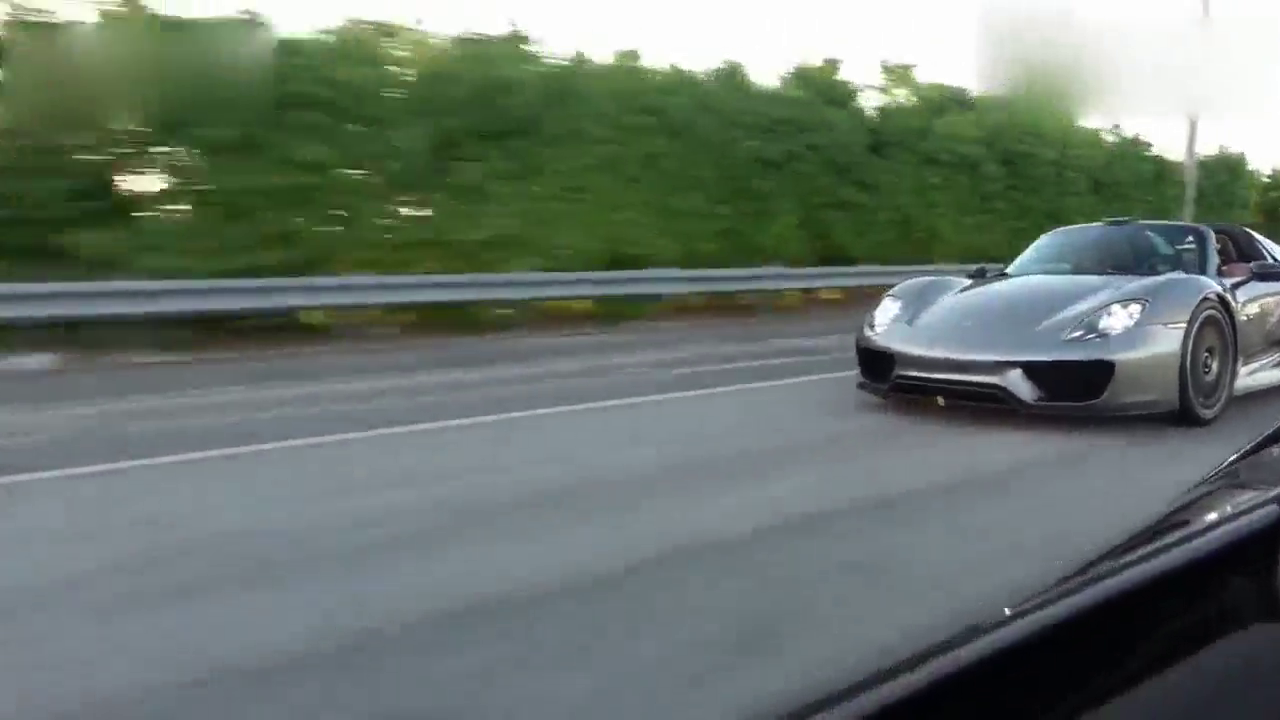 小伙在马路上偶遇3辆超级跑车，总价值过亿，开眼界了