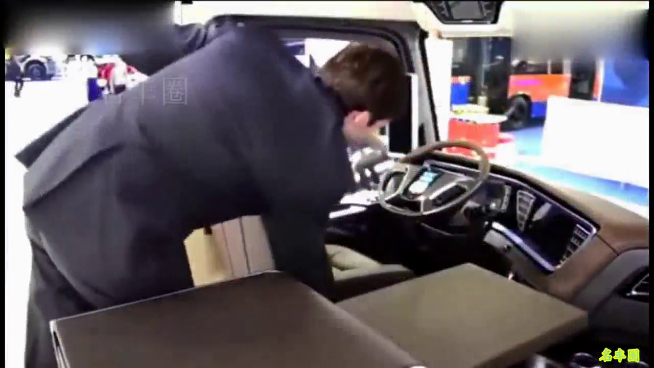 实拍俄罗斯新型大卡车驾驶室变成豪华房车！