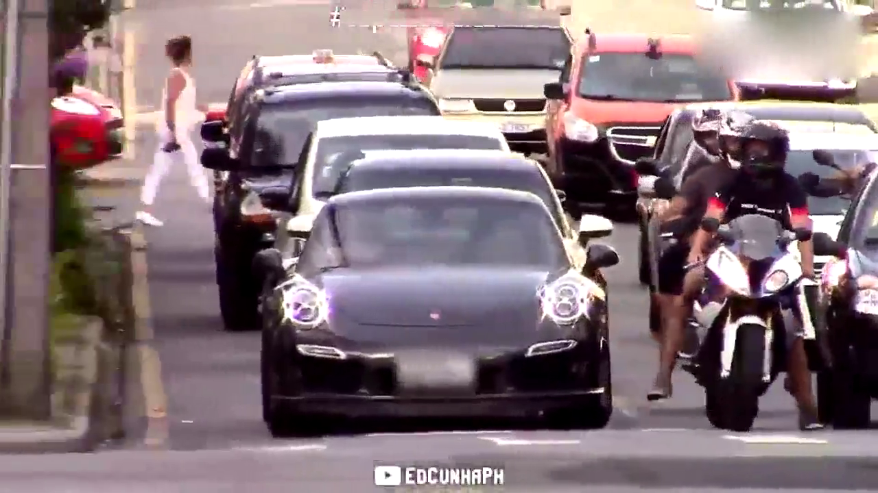 实拍闹市区摩托车与跑车飚车，外国人真是太任性了！