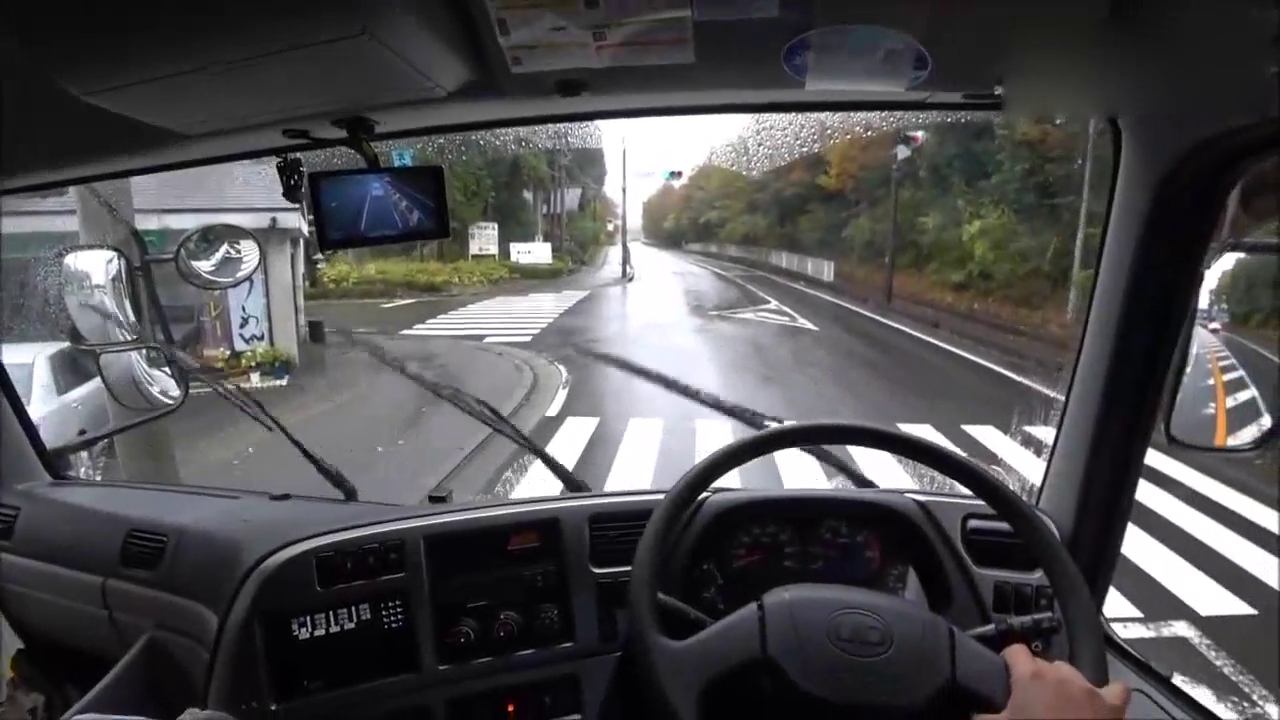 驾驶室实拍：日本司机驾驶卡车行驶在公路上
