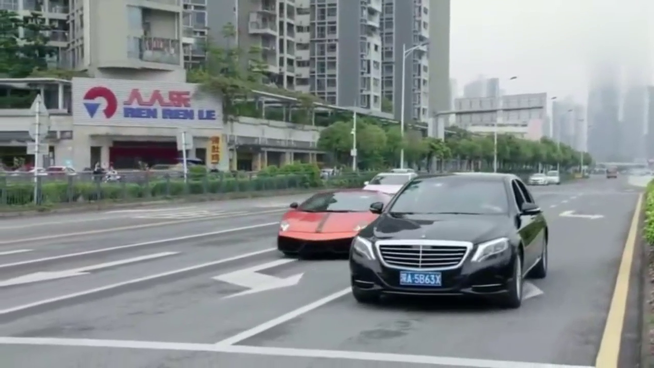 兰博基尼跑车与奔驰赛车，一个美女引发的车祸！