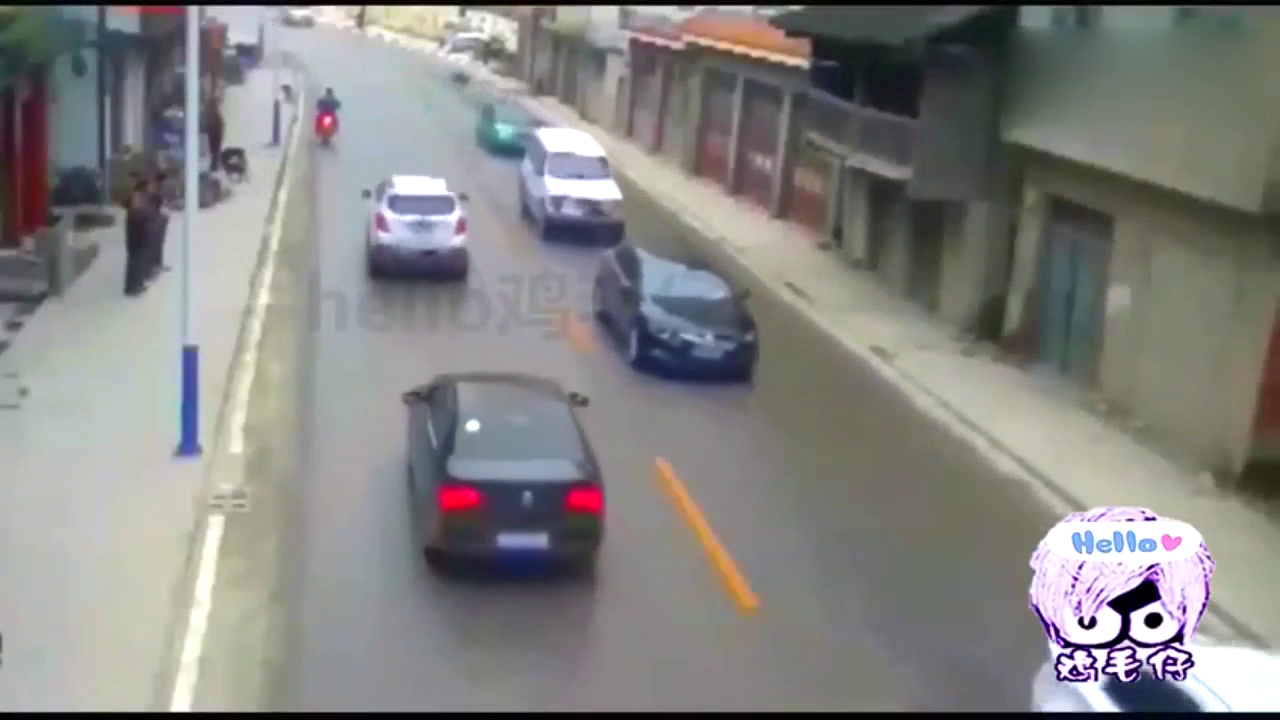 出租车师傅感觉不对劲，踩住刹车，监控立马拍到这画面！