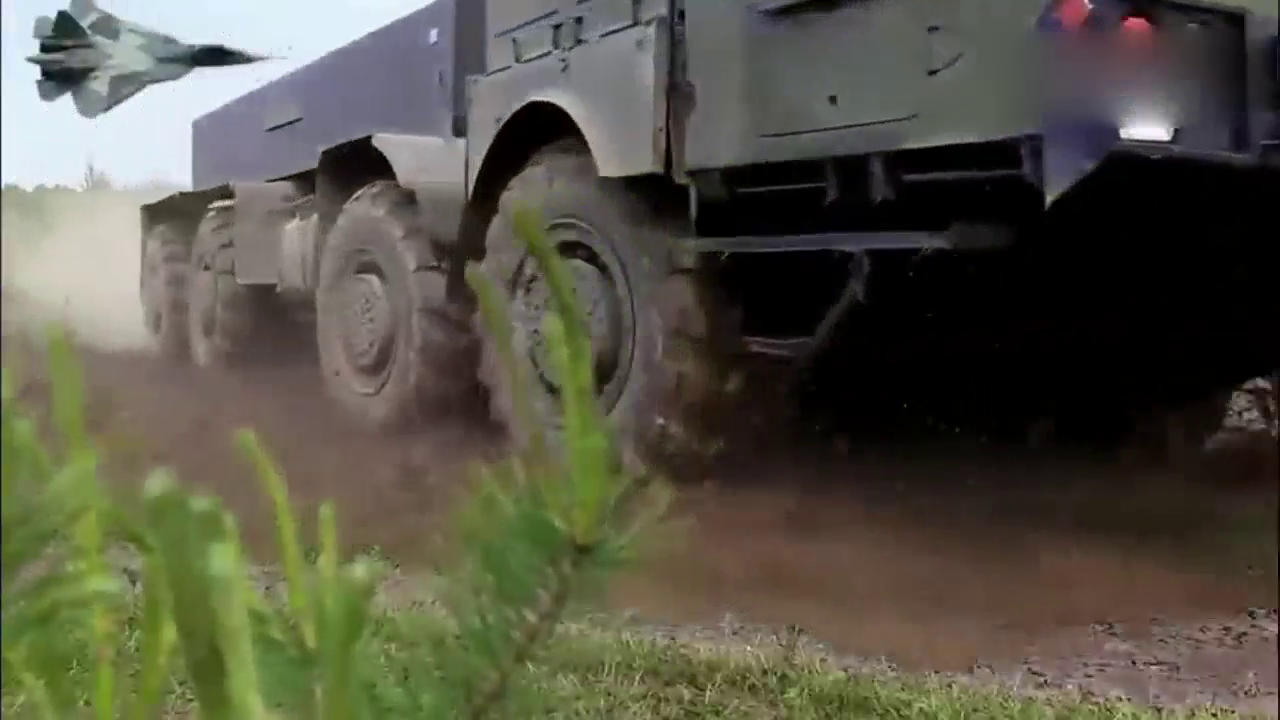 军用卡车性能测试，2米的沟不刹车直接过