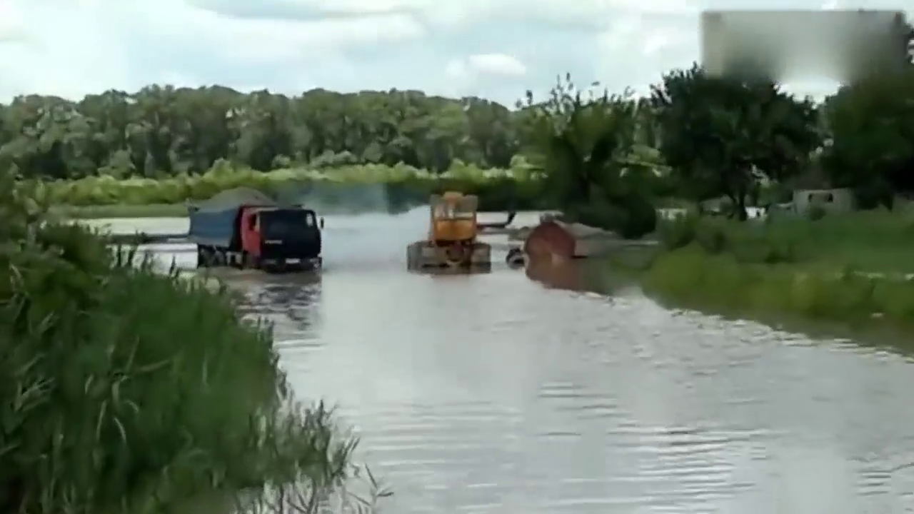 满载的卡车横穿小河，如履平地