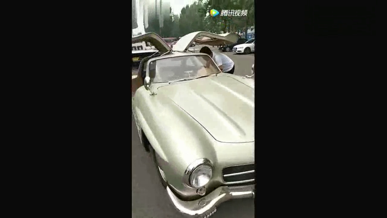 这款奔驰老爷车确实很帅气啊，而且还是跑车呢，你见过吗