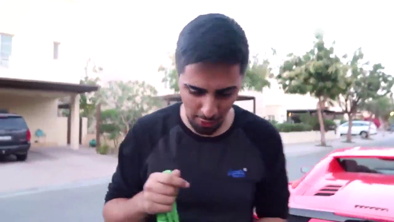 这真是过年在家闲的，小伙用跑车拉着自己玩滑板，没摔着你不开心