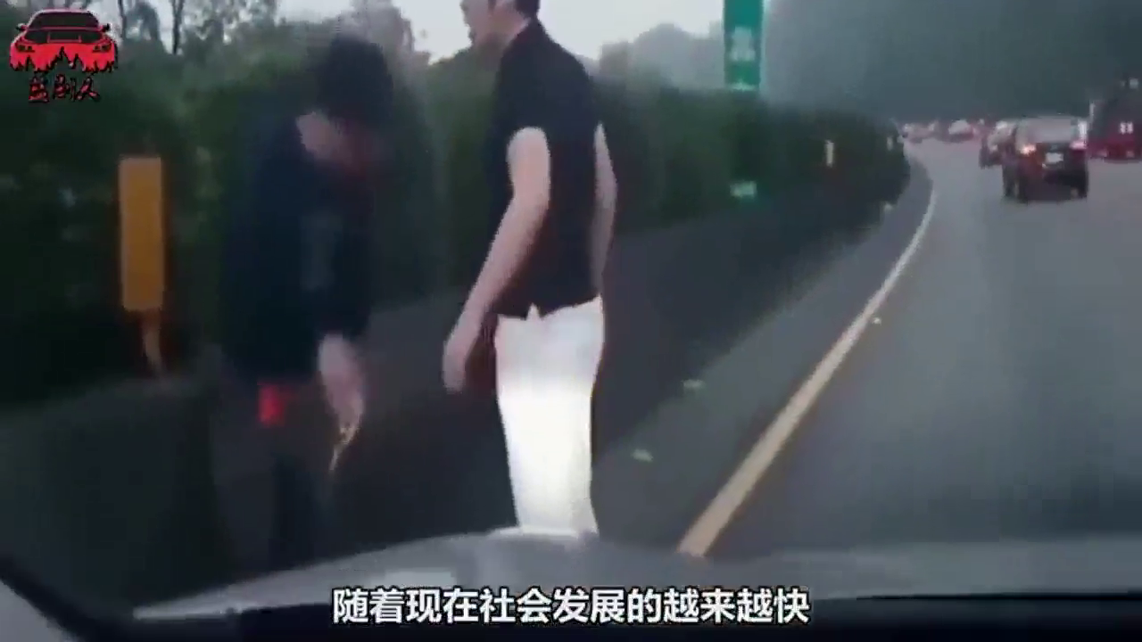 女子骑着电动车，突然在轿车边上摔倒，回看监控才发现是什么情况
