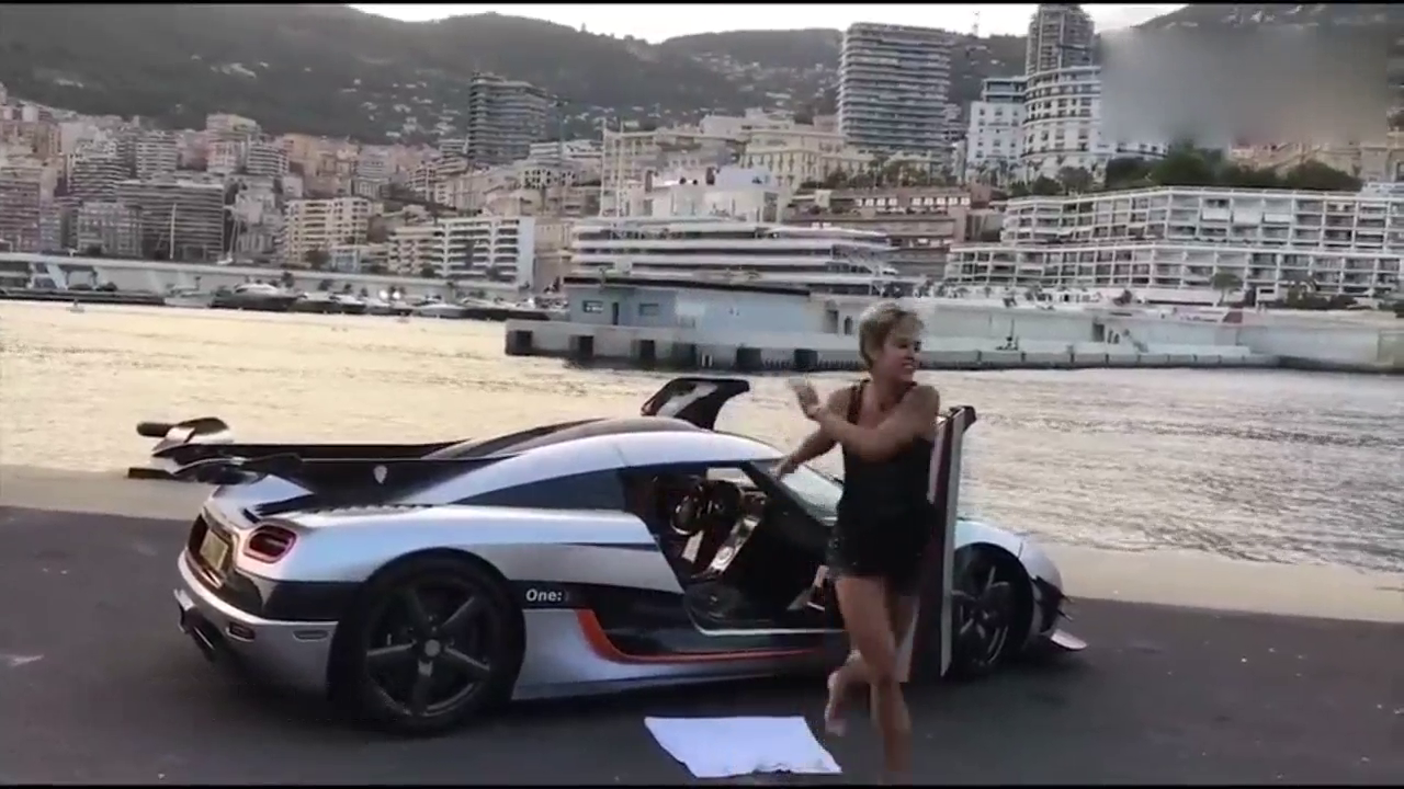 女土豪作死站在跑车车顶玩耍，十秒钟过后霸气出现了！