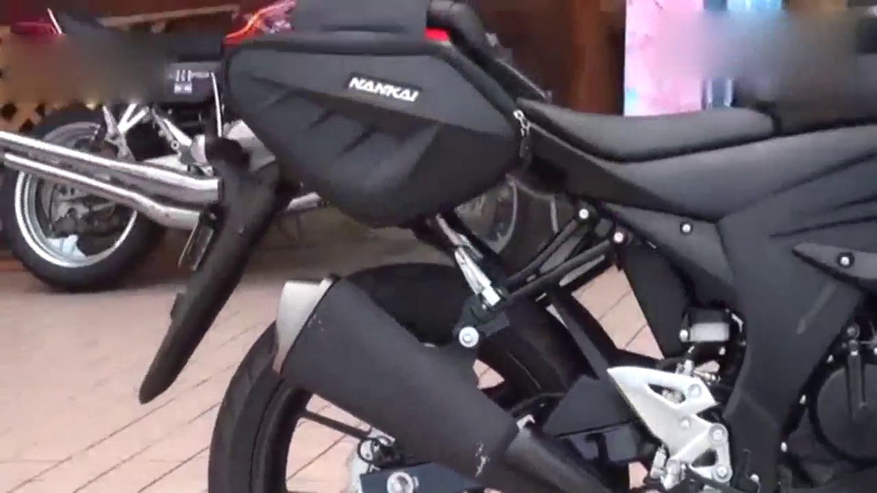 实拍铃木轻量级跑车GSX-R125，排量125，配备ABS