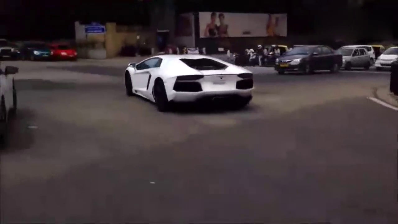 实拍：几辆跑车在街头相遇 一言不合就飙车 置法规于何处？