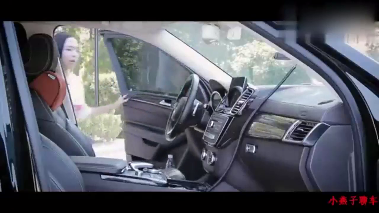 实拍美女试驾GLS奔驰车过程，看看这评论专业吗？