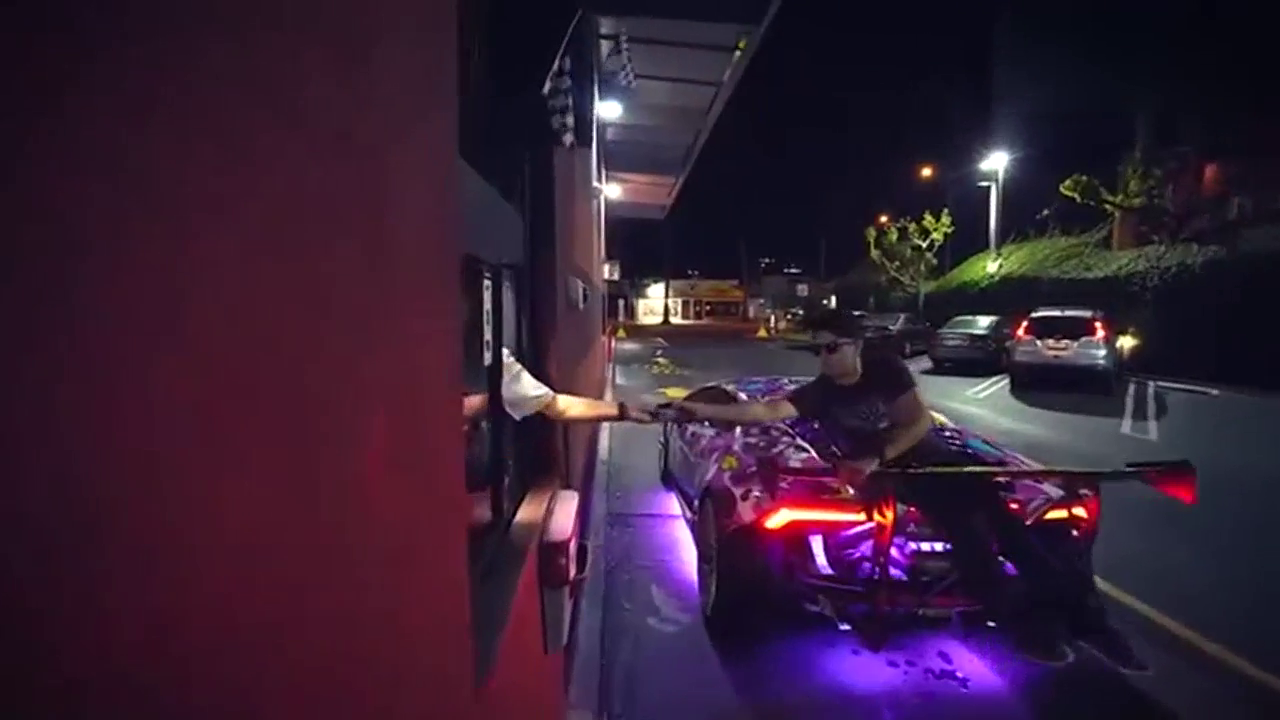 开跑车去麦当劳，点餐方式让服务员懵圈了，手机拍下了这霸气