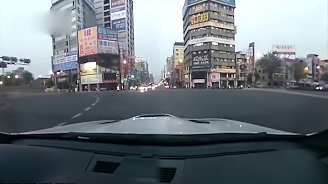 国外惊险车祸：开着跑车带妹炸街，结果一个加速就和别人亲上了