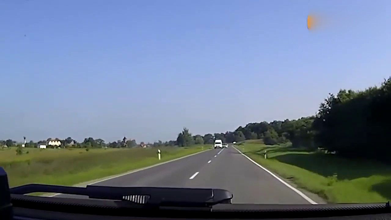 监控实拍卡车撞上小轿车