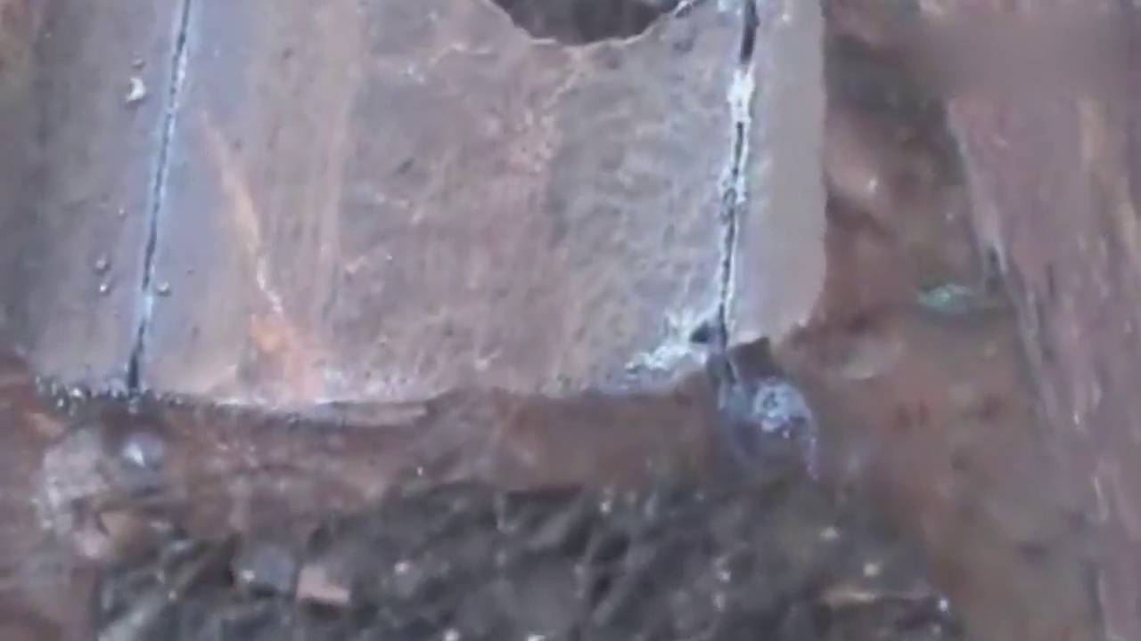 将废旧的铁轨重新改造利用，打造的铁铲连卡车都压不扁！