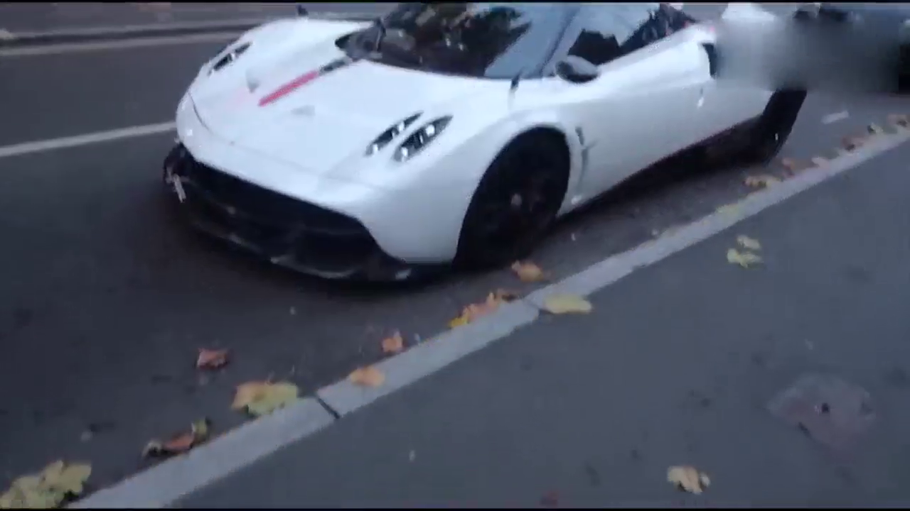 花三千万买了一辆帕加尼跑车，打开车门后车主蒙圈了！