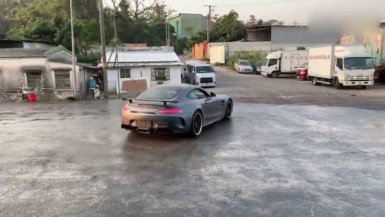 奔驰这辆跑车虽然不是很好看，但性能还是可以的