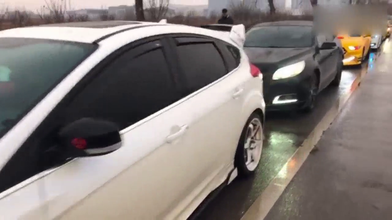 好多辆改装车路边聚会，哪辆是你喜欢的车呢