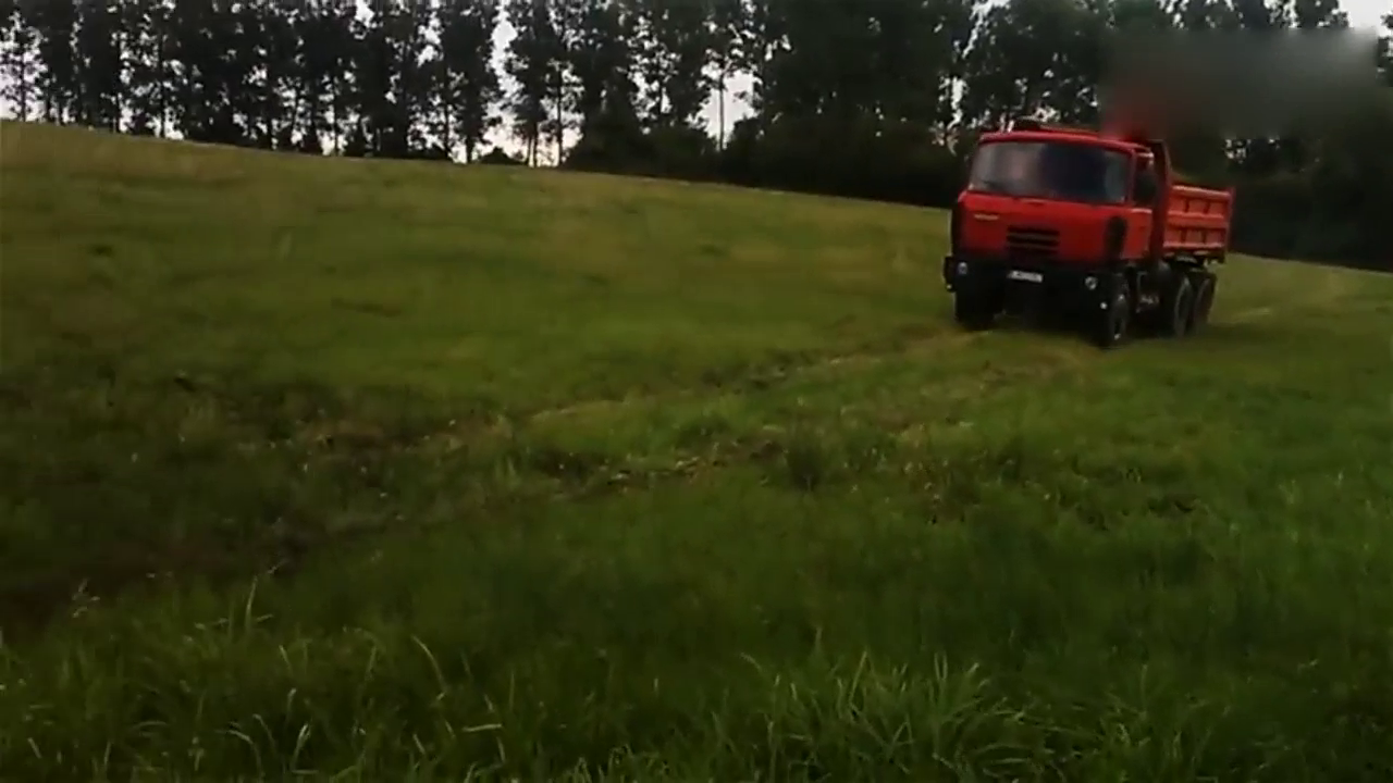 满载的塔特拉6X6卡车来到泥地上打滑了，真难走