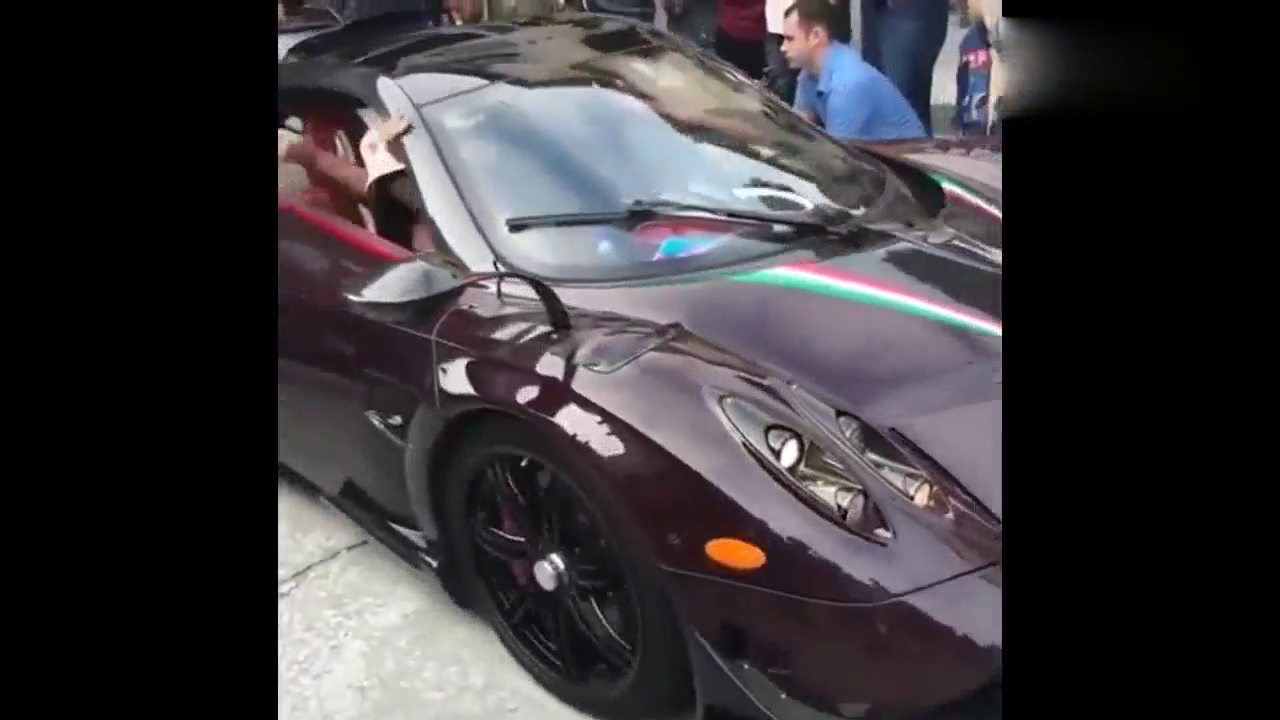 美女坐跑车企图自拍炫富结果悲剧让人群大快人心