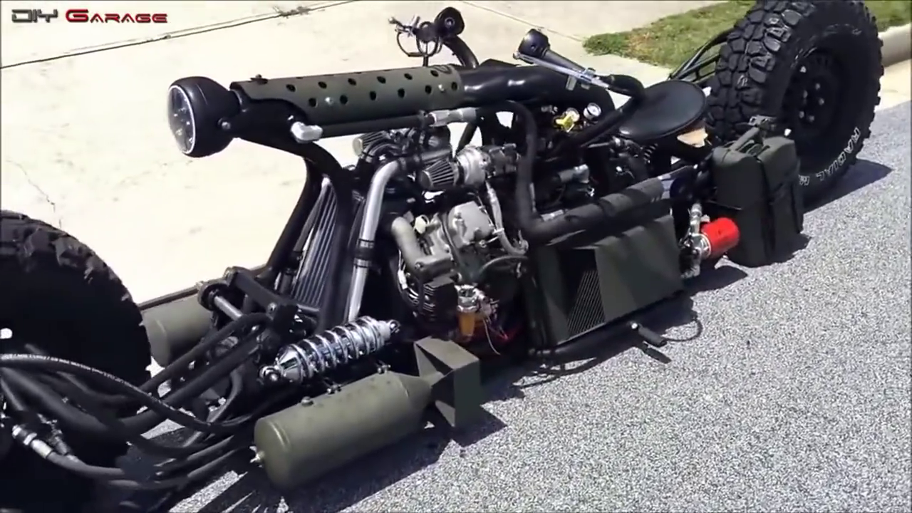 拥有6缸发动机的摩托车，底盘比跑车还低，启动那一刻直冒黑烟！