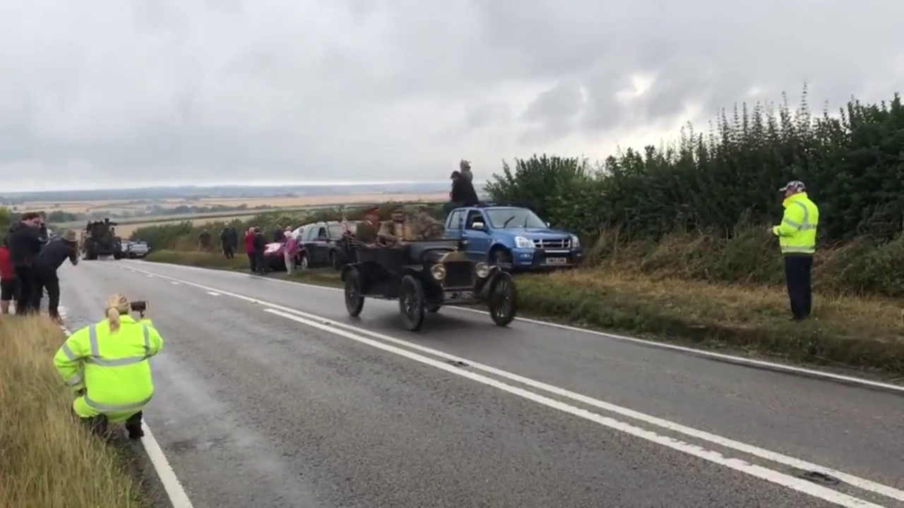 英国一百年前的汽车上路巡游展示，其中还有蒸汽动力卡车