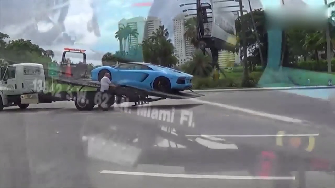 蓝色跑车兰博基尼Aventador实拍