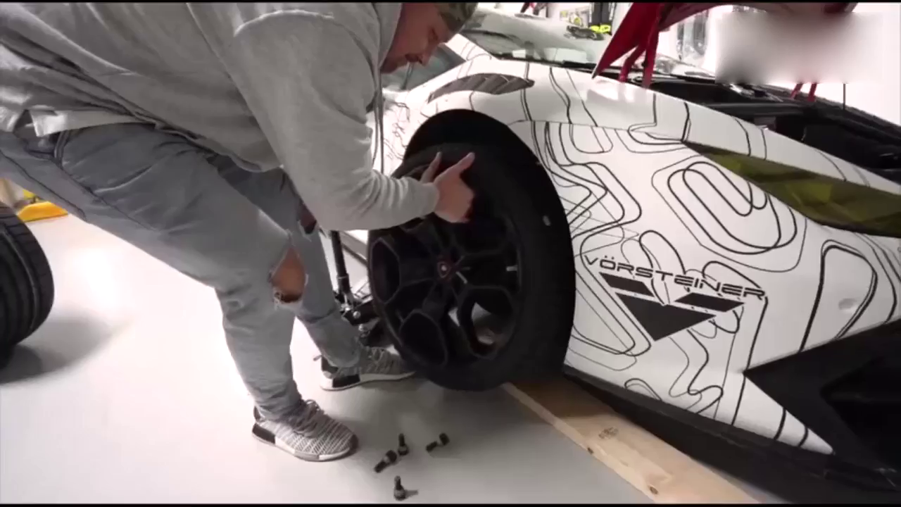 超级跑车的轮胎拆下来后，车主看懵了！