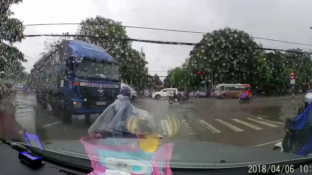 大卡车如此霸道拐弯 摩托司机差点遭到擦撞