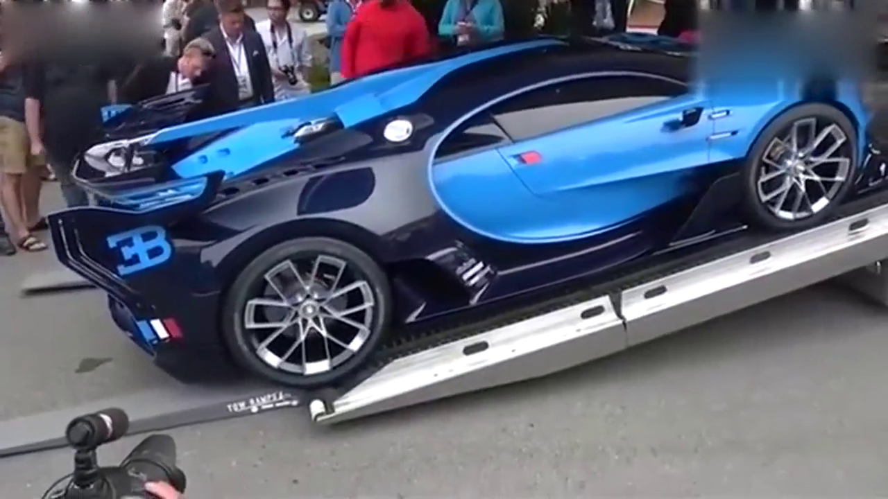 顶级跑车都是怎么交付客户的，装车的那一刻车主顿时无语了