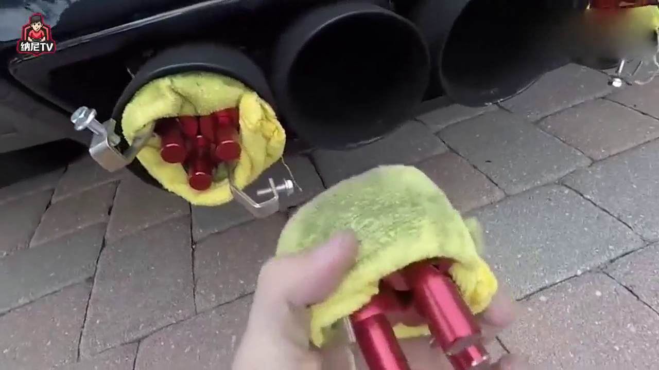 小伙用脚堵住跑车排气管，踩下油门后去再好的医院也没用！