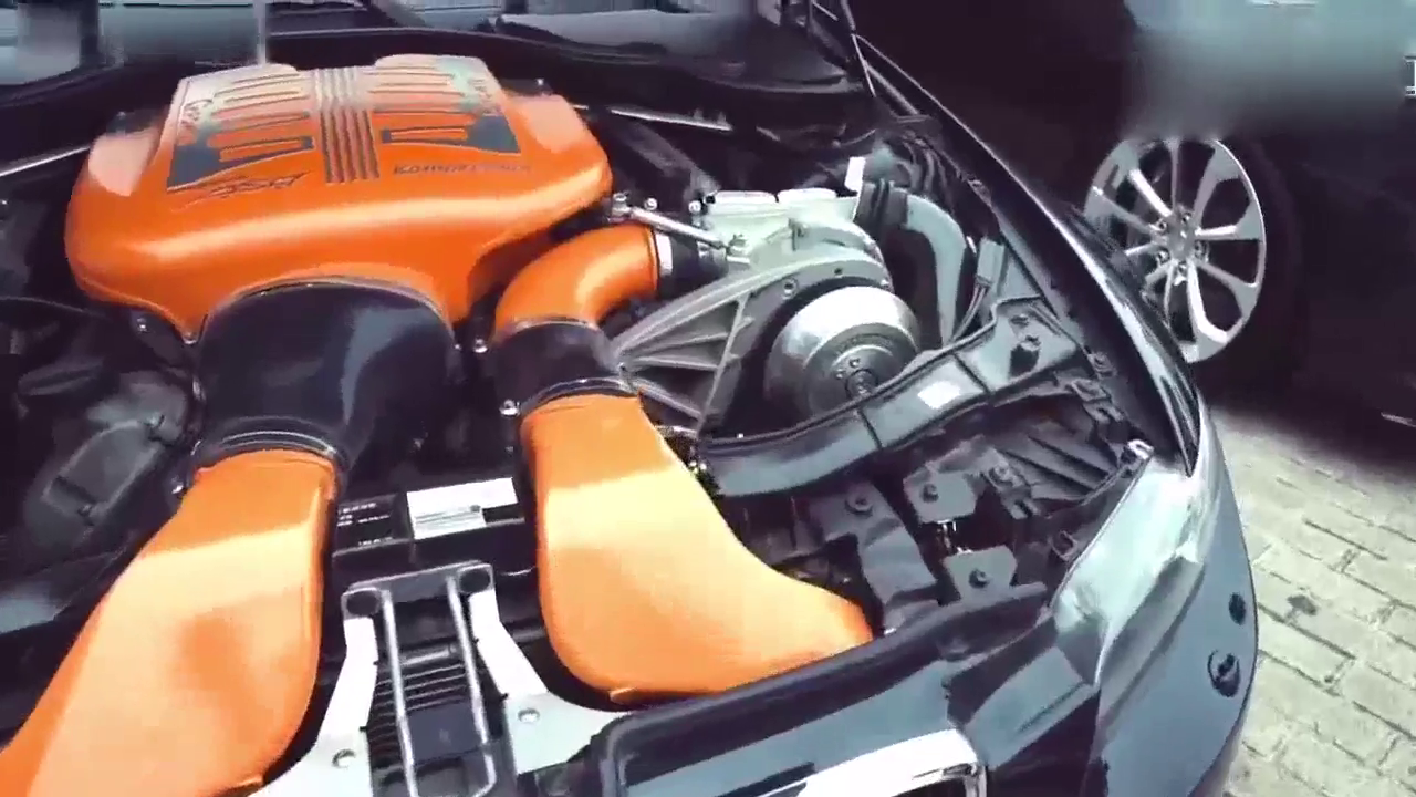 长腿美女现身酷炫改装车展，带你领略车展魅力！