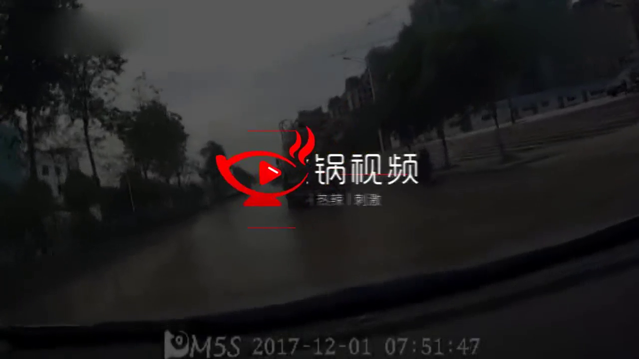 水泥罐车右转撞翻电动车 电动车骑手遭碾压