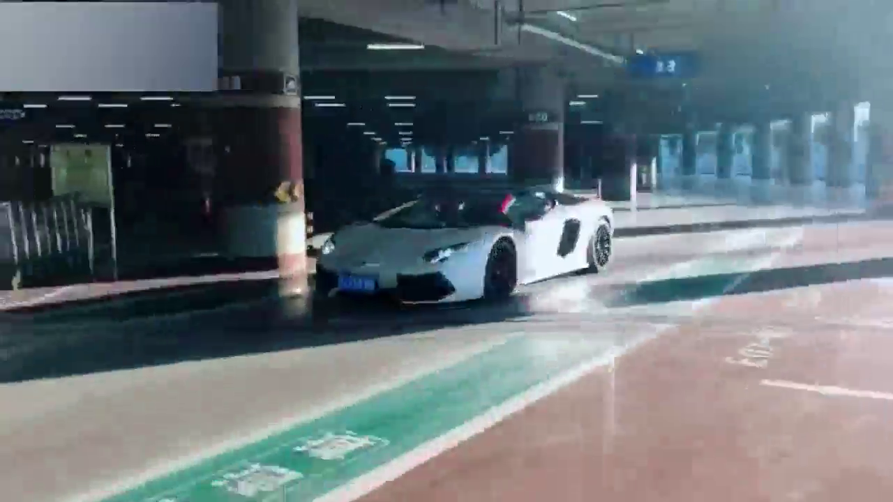 这辆跑车好好看，绝对是科技感十足的一辆车