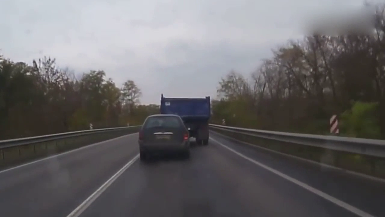 同归于尽？轿车受不了卡车的速度超车酿惨祸