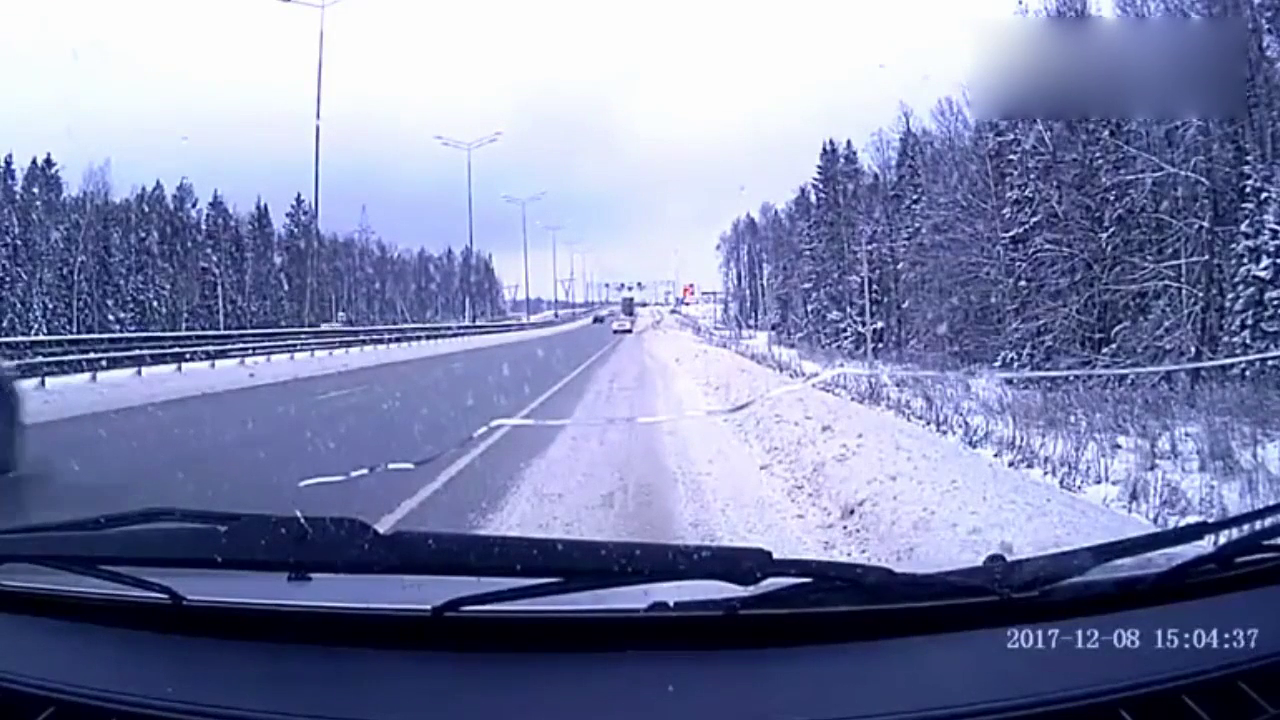 奇葩司机大马路上倒车，被直行大卡车直接撞废