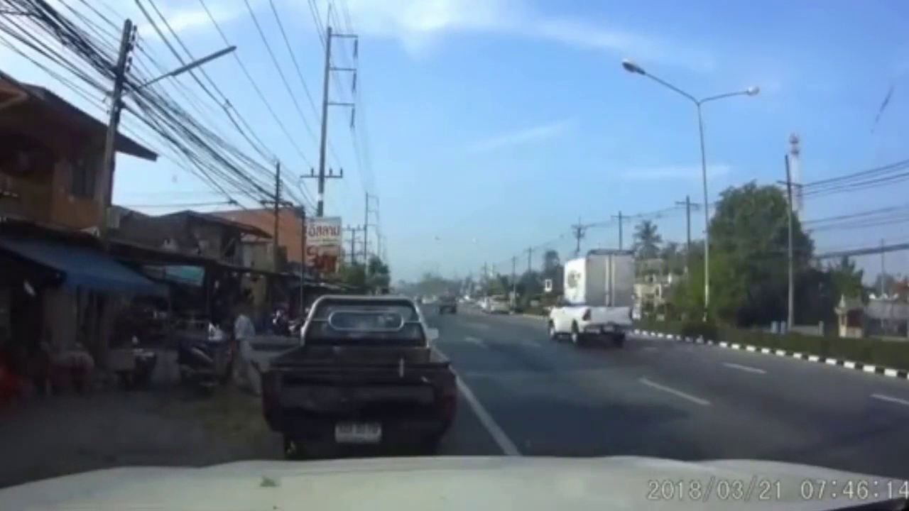 开摩托敢分心？擦撞卡车出事故