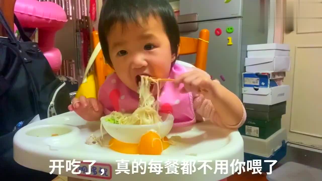 香港1岁4个月宝宝的独角戏 ,边吃边自言自语