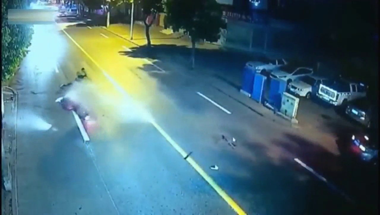 2男子骑车撞上出租车，调取监控，才知真相没那么简单