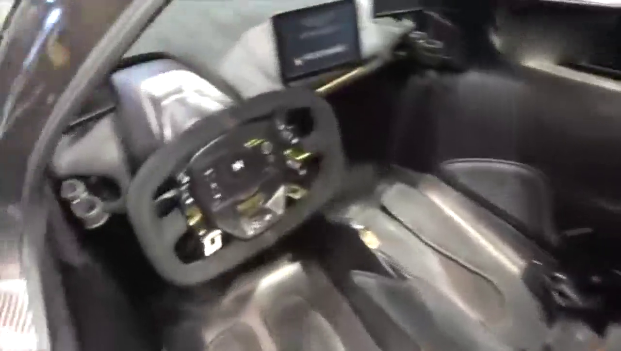 2000万的阿斯顿马丁，女土豪坐进驾驶舱那一刻，我决定不买跑车了