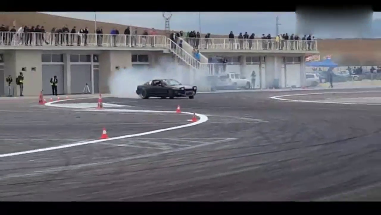 玩的就是热情 改装车赛道疯狂漂移烧胎