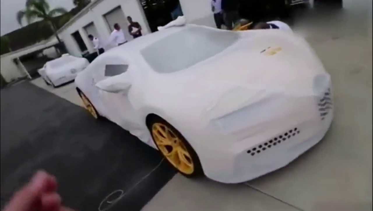 一辆崭新的布加迪跑车撕掉车膜时才知道什么叫豪华！