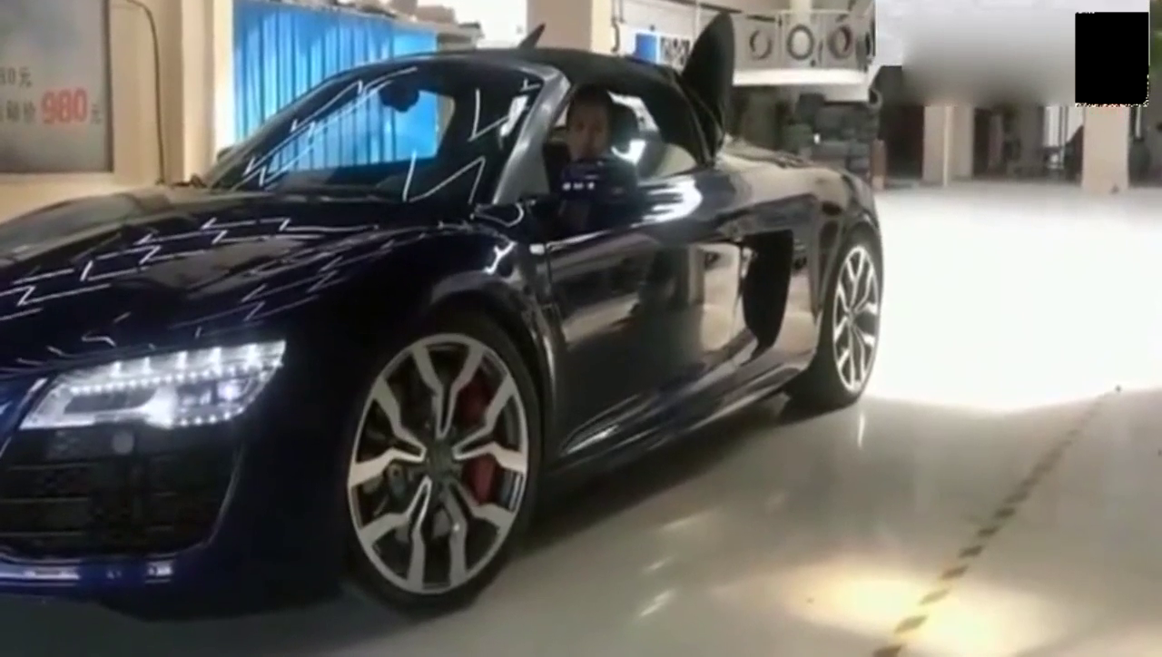 300万的奥迪R8跑车，敞篷打开后更拉风！