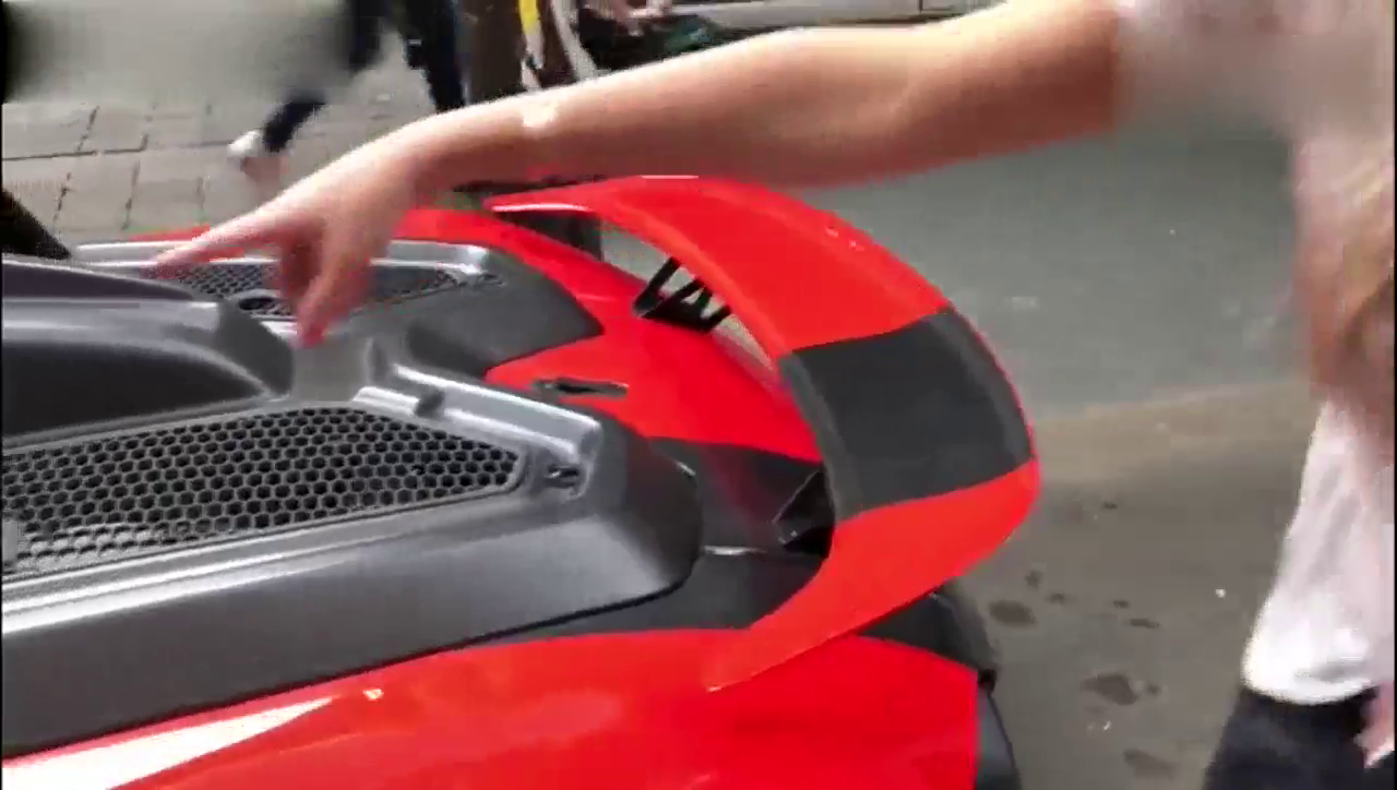 土豪拿出这跑车的钥匙我蒙圈了，装上方向盘后才是霸气的开始！