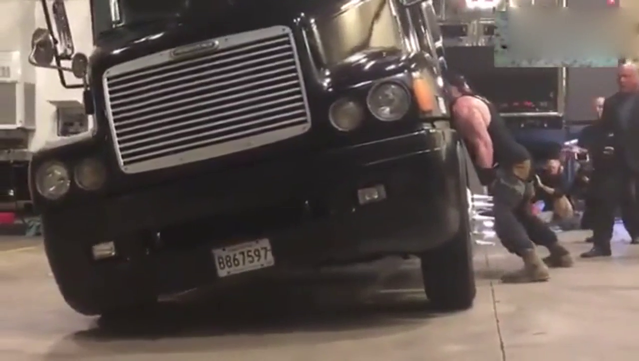 一人徒手掀翻一辆卡车，力气也太大了